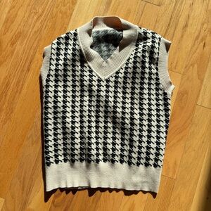Houndstooth Patterned Sweater Vest - Black and White